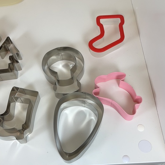 21 Cookie Cutters with a Tupperware 17 cup Storage Box - Picture 4 of 7